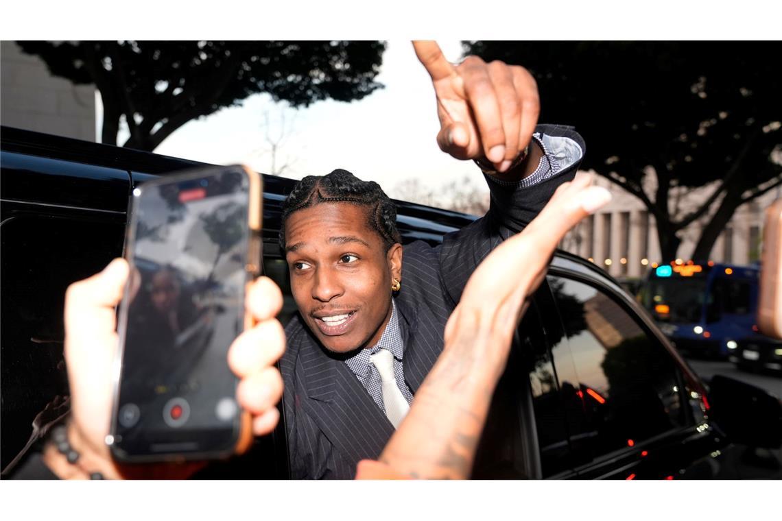 Rapper Asap Rocky freigesprochen - Jubel und Umarmungen Rapper Asap Rocky kommt nach einem Freispruch um eine drohende Haftstrafe herum.