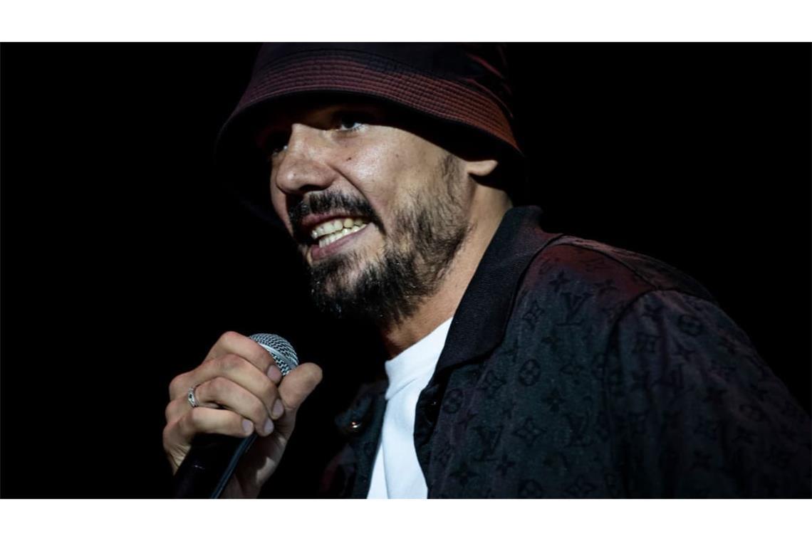 Rapper Capital Bra steht auf der Bühne des Spring Break Festival am Goitzschesee in Pouch. (Archivbild)