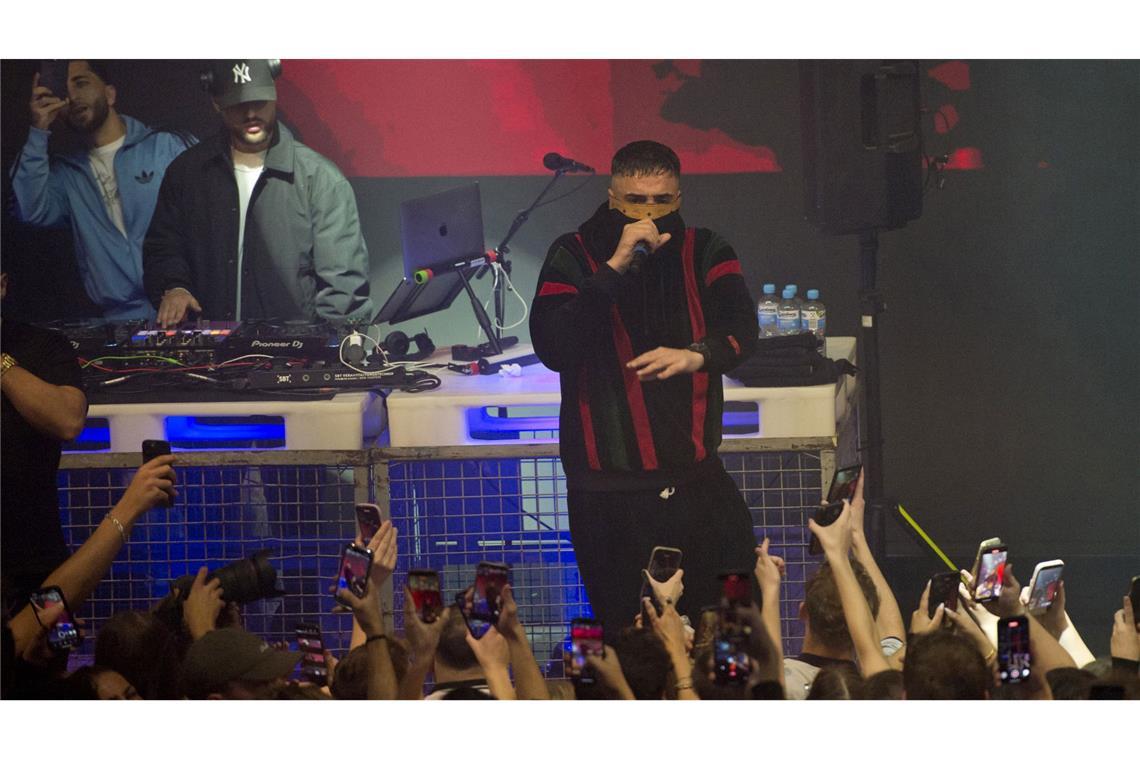 Rapper Haftbefehl am 15. November 2025 bei einem Konzert in Osnabrück.