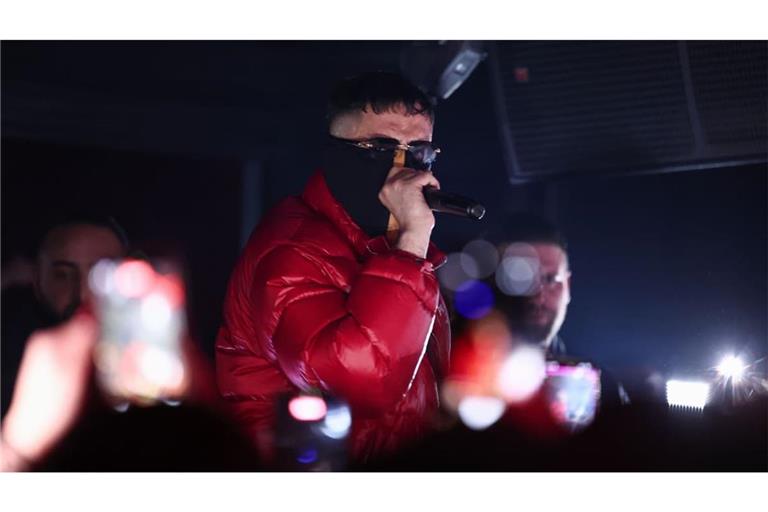 Rapper Haftbefehl meldet sich mit Musik zurück. (Archivbild)