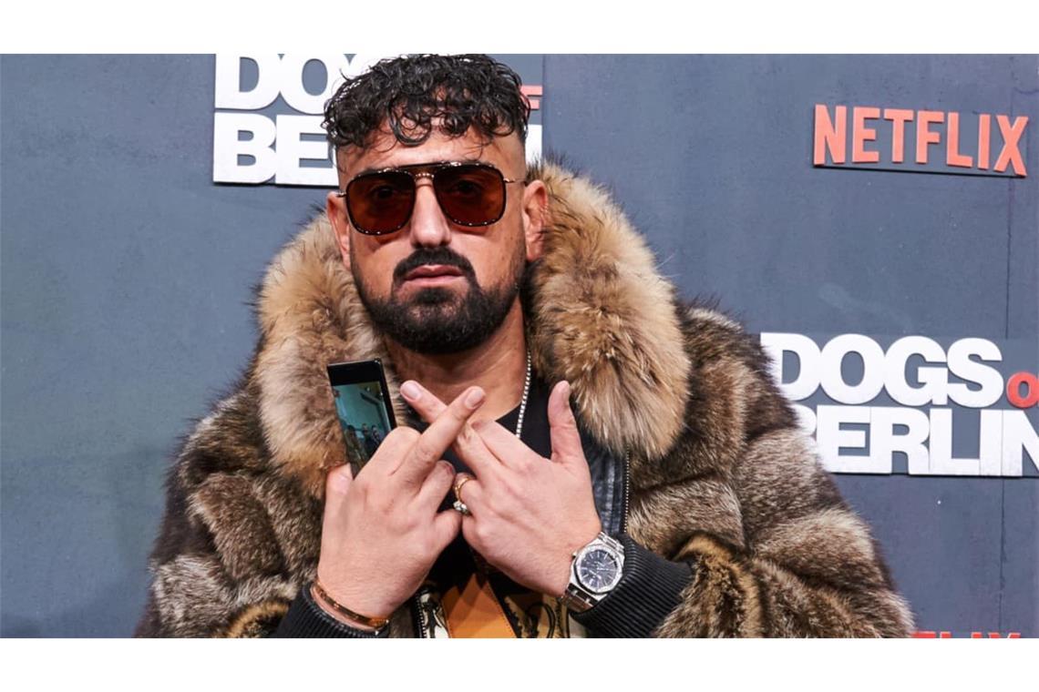 Rapper Haftbefehl posiert für die Medien. (Archivbild)