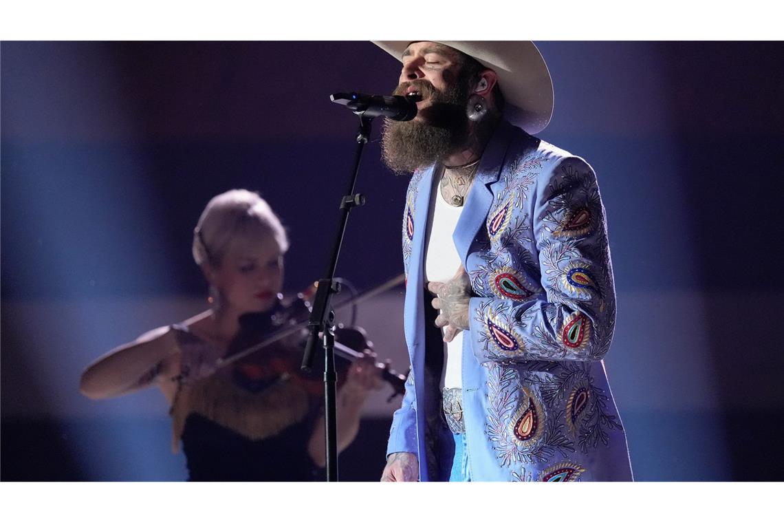 Morgan Wallen holt Country-Preis als Entertainer des Jahres Rapper Post Malone tritt bei der Vergabe der Country-Preise auf.