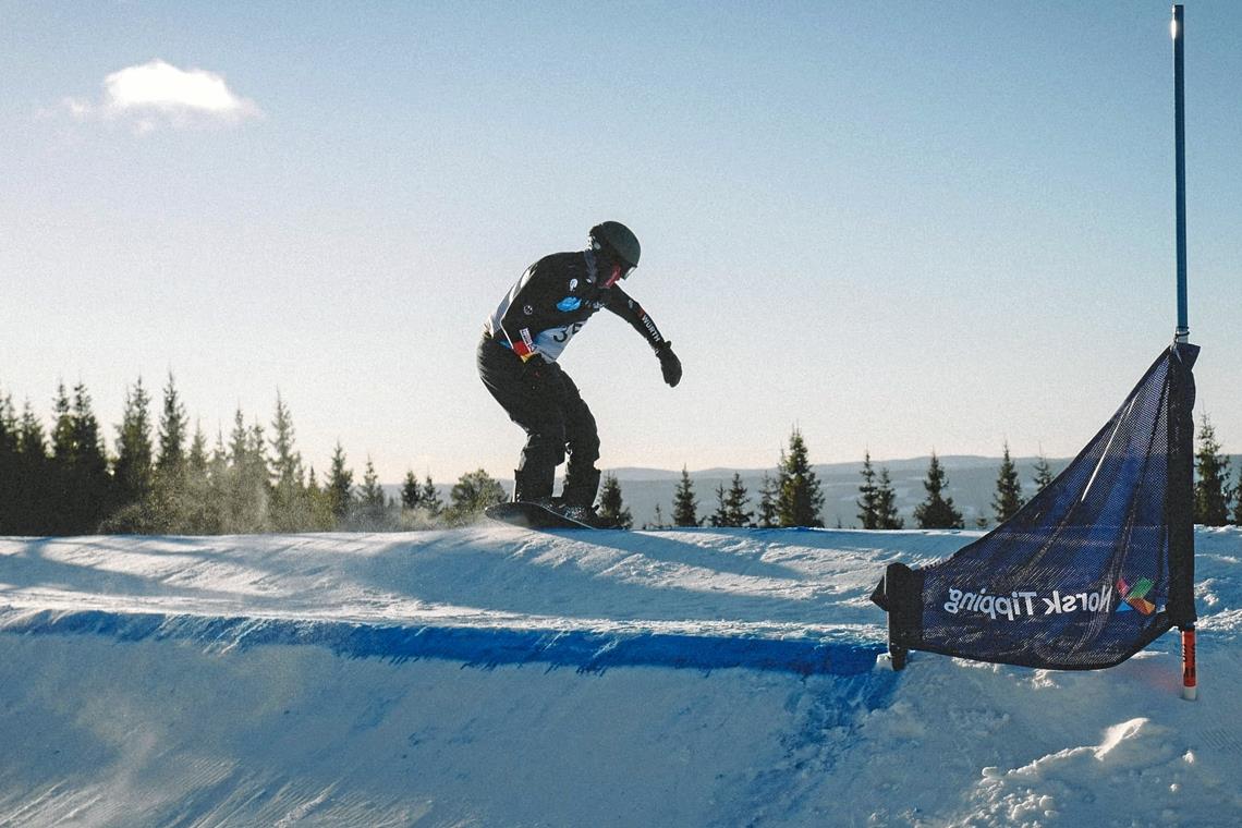 Von Rielingshausen nach Peking Rast mit dem Snowboard in der halben Welt durch den Schnee: Christian Schmiedt, der nun im März in Peking starten darf. Fotos: M. Keller