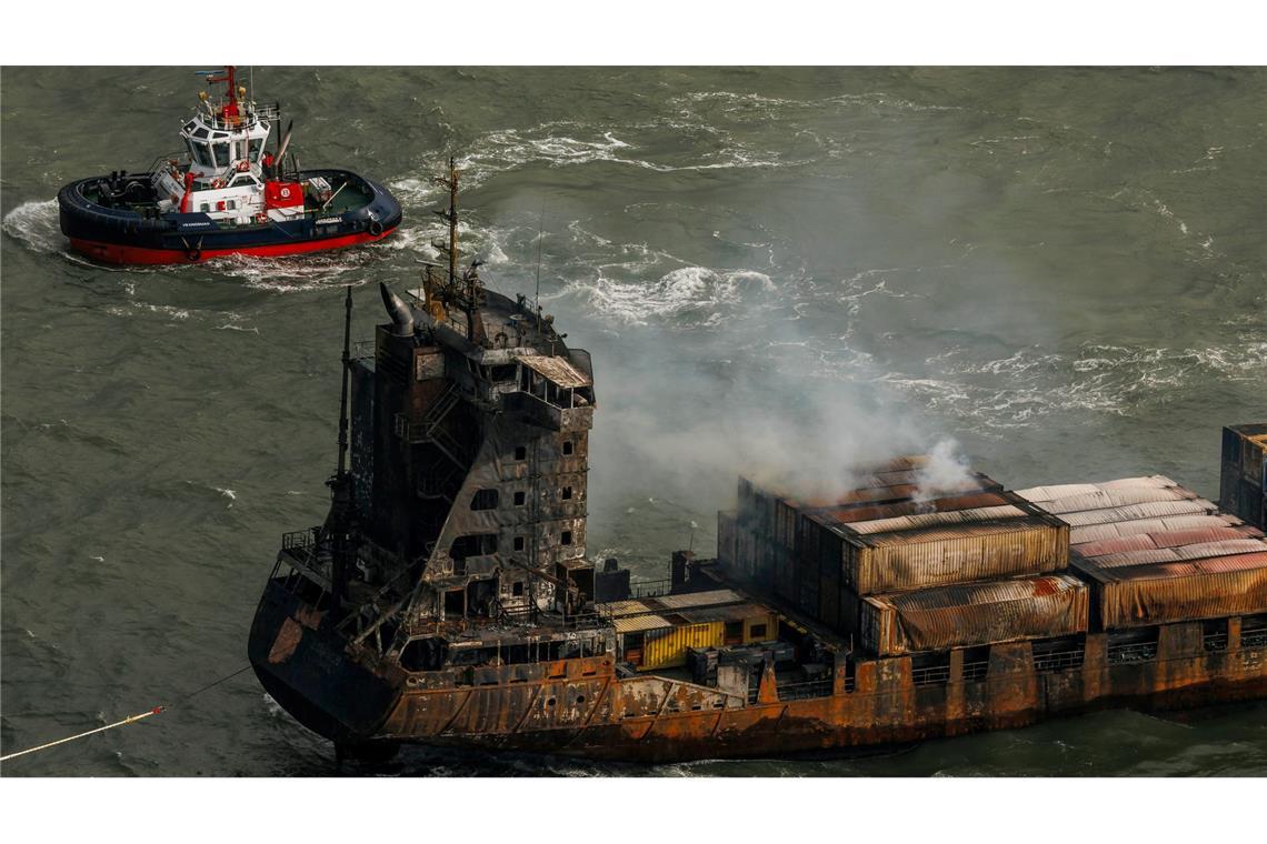 Schiffsunglück in Nordsee: Droht eine Umweltkatastrophe? Rauch auf dem Frachtschiff "Solong".