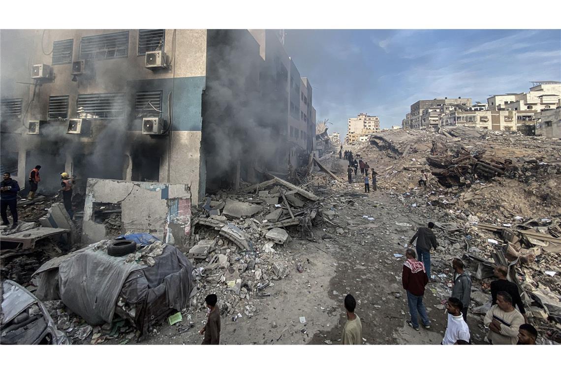 Tote und Verletzte bei israelischem Luftangriff auf Schutzzone in Gaza Rauch ist nach einem israelischen Luftangriff im Stadtteil el-Rimal zu sehen (Archivfoto).