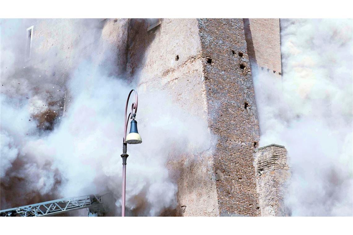 Rauch steigt auf nach dem Einsturz eines Gebäudeteils, an dem Restaurierungsarbeiten durchgeführt wurden. Im Zentrum der italienischen Hauptstadt ist ein Teil des mittelalterlichen Turms Torre dei Conti eingestürzt.