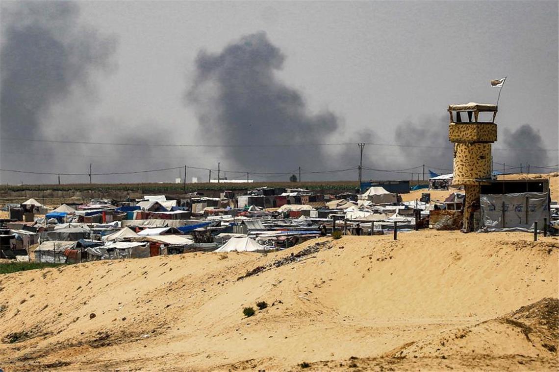Israels Armee erklärt weitere Hamas-Geisel für tot Rauch steigt auf nach einer Explosion in Rafah, im Süden des Gazastreifens. (Archivbild)