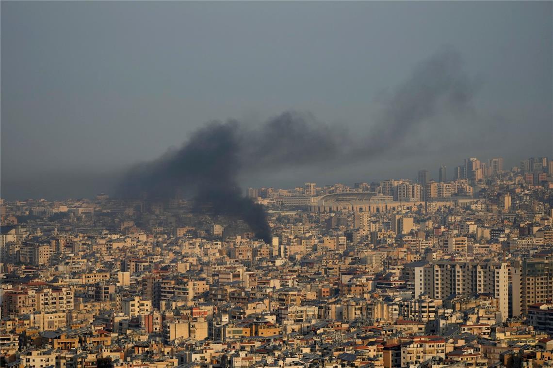 Israels Armee erklärt weitere Hamas-Geisel für tot Rauch steigt auf nach israelischen Luftangriffen auf Dahieh.