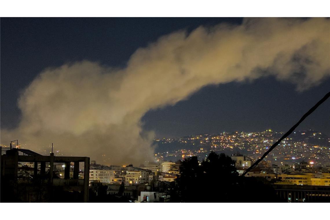 Rauch steigt auf von israelischen Luftangriffen auf Dahieh, einem südlichen Vorort von Beirut im Libanon.