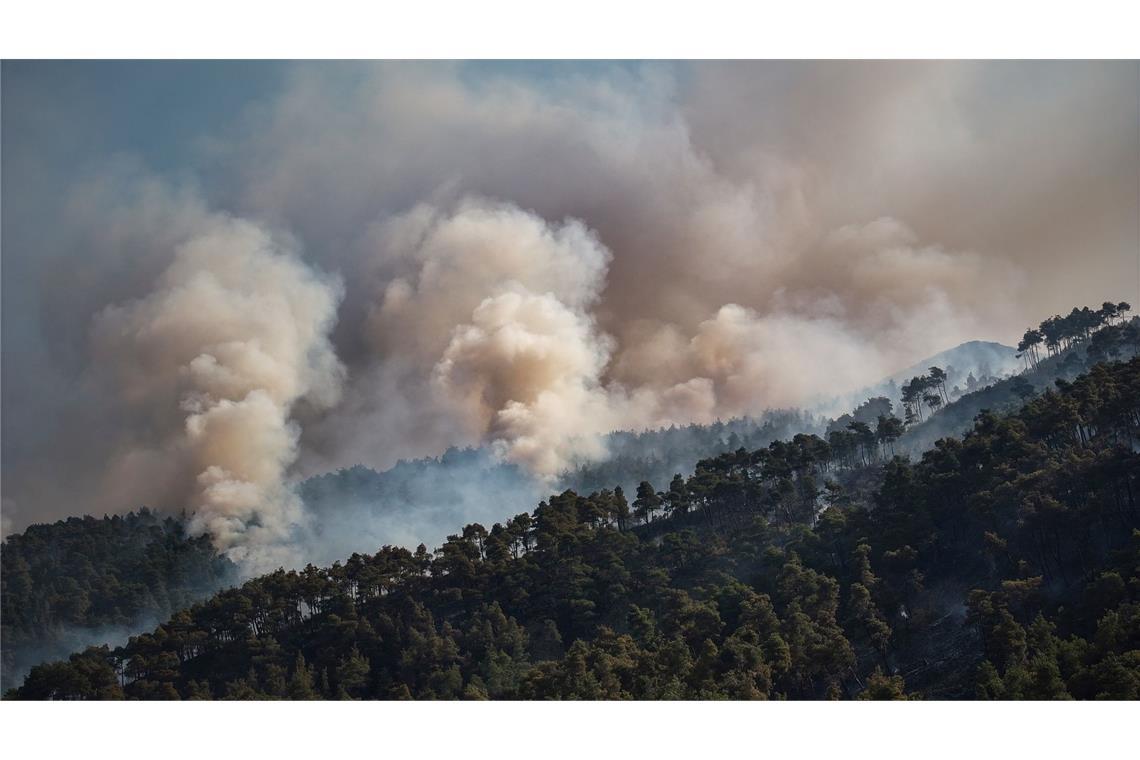 Bilder des Tages Rauch steigt in den Himmel am fünften Tag in Folge eines Waldbrandes in der Nähe der Stadt Rabia, Syrien, in der Region Latakia.