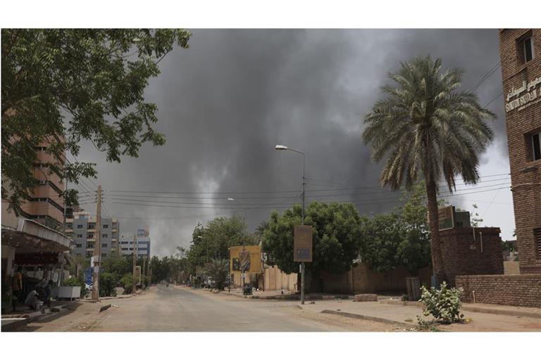 Rauch steigt in der sudanesischen Hauptstadt Khartum auf. Seit zwei Jahren herrscht in dem Land ein Bürgerkrieg. (Archivbild)