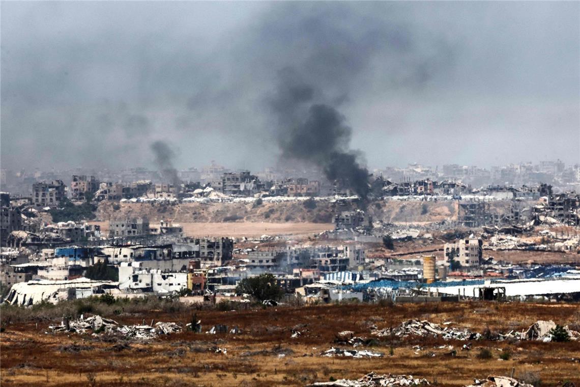 Rauch steigt nach einem Bombardement der israelischen Armee im Gazastreifen auf, vom Süden Israels aus gesehen. (Archivbild)