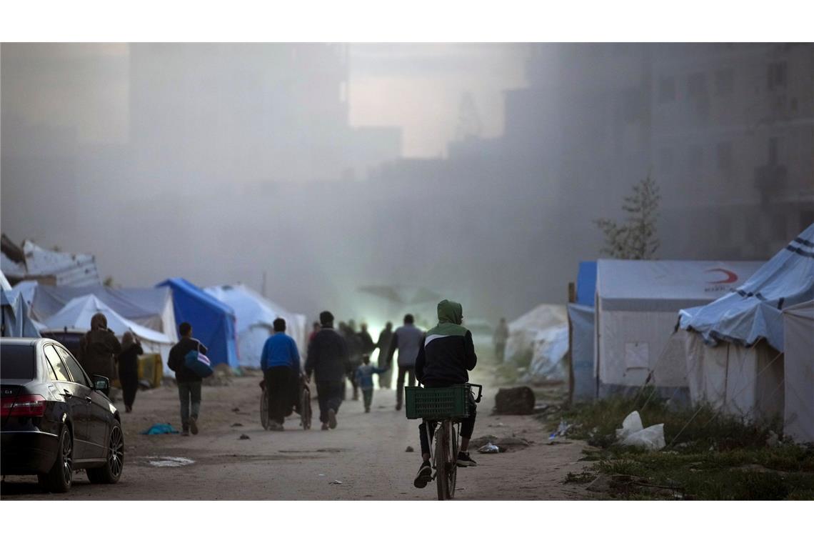 Israels Plan für Gaza-Auswanderungsbehörde stößt auf Kritik Rauch steigt nach einem israelischen Angriff auf. (Archivbild)