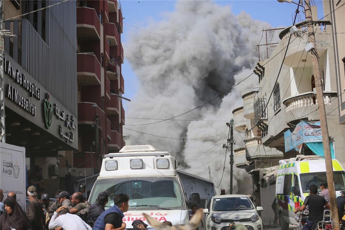 Israels Armee erklärt weitere Hamas-Geisel für tot Rauch steigt nach einem israelischen Angriffen im Flüchtlingslager Nuseirat im zentralen Gazastreifen auf.