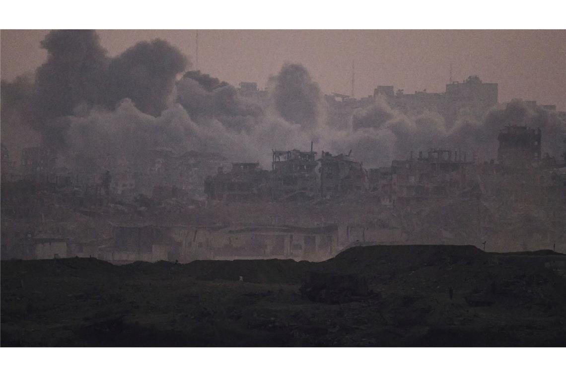 Rauch steigt nach einer Explosion während israelischer Luft- und Bodenoperationen im Gazastreifen auf.