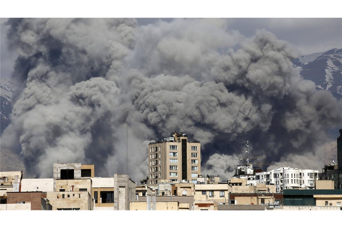 Rauch steigt über Teheran auf, nachdem Explosionen zu hören waren. (Archivbild)