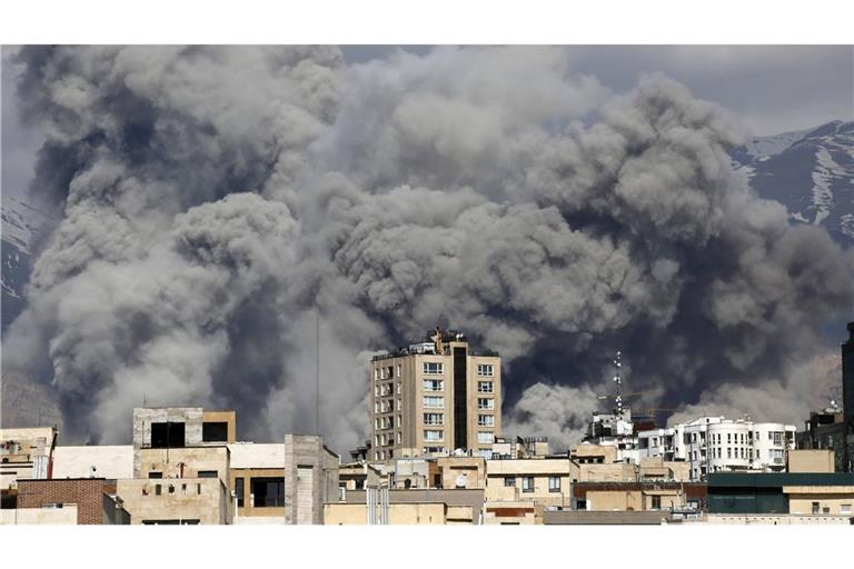 Rauch steigt über Teheran auf, nachdem Explosionen zu hören waren. (Archivbild)