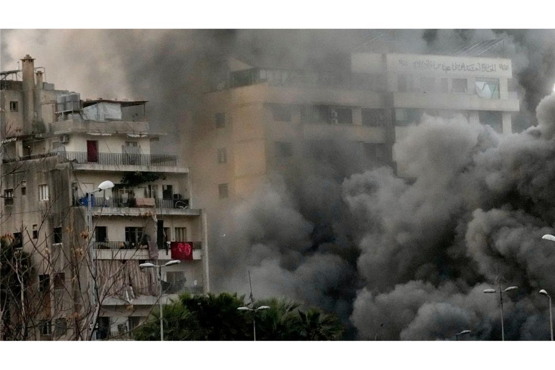 Rauch steigt von einem Gebäude auf, das von einem gezielten israelischen Angriff im Zentrum von Beirut getroffen wurde.