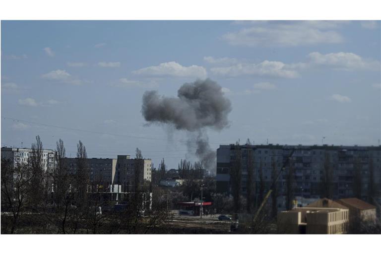 Rauch steigt von einer Explosion nach einem russischen Drohnenangriff auf. (Archivbild)