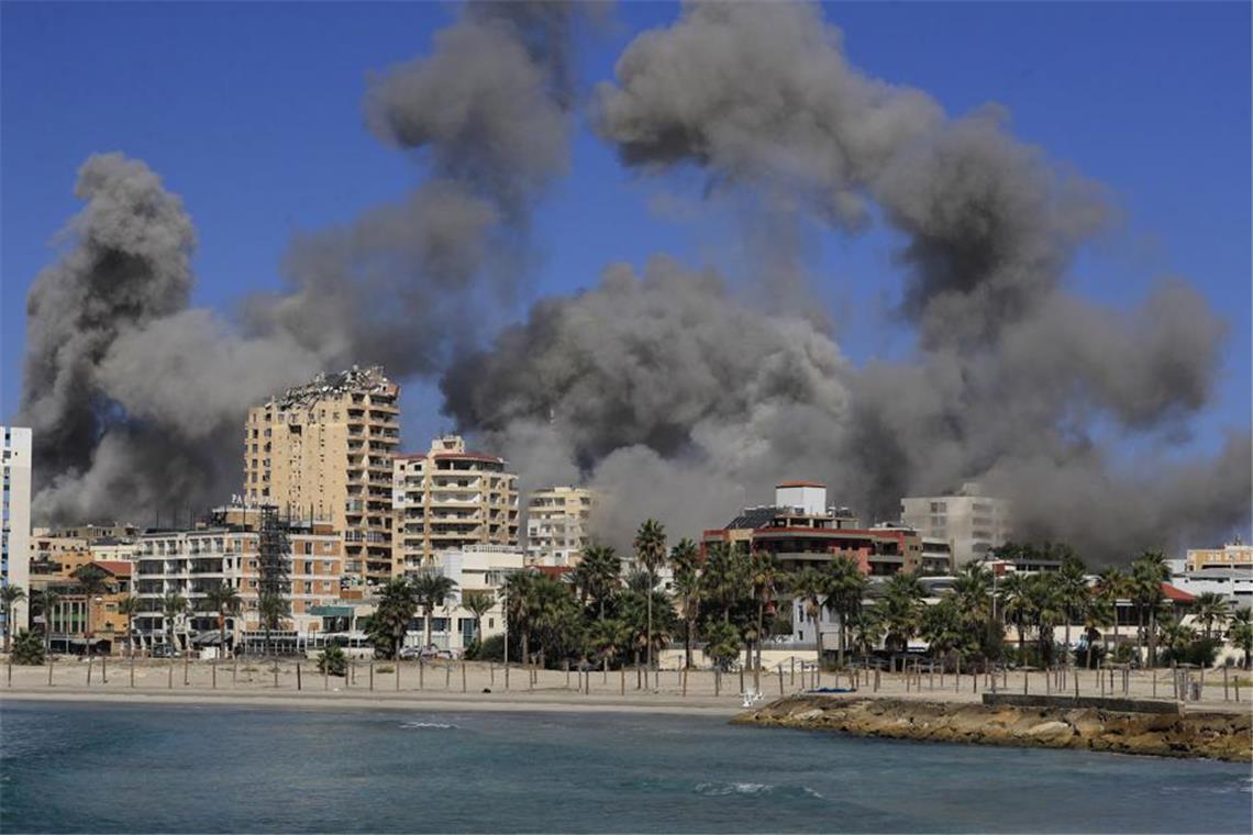 Israels Armee erklärt weitere Hamas-Geisel für tot Rauch steigt von Gebäuden auf, die bei einem israelischen Luftangriff getroffen wurden.