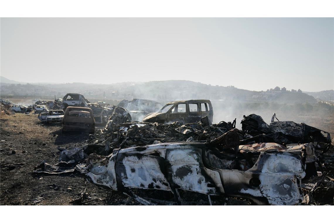 Rauch steigt von verbrannten Autos auf einem Schrottplatz auf, den israelische Siedler  im Westjordanland angezündet haben (Archivbild).