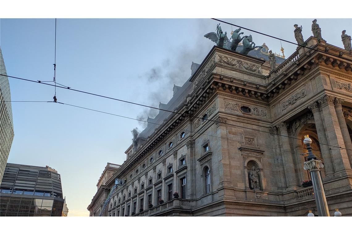 Brand im Nationaltheater in Prag Rauch steigt während eines Brands im Gebäude des Nationaltheaters in Prag auf.