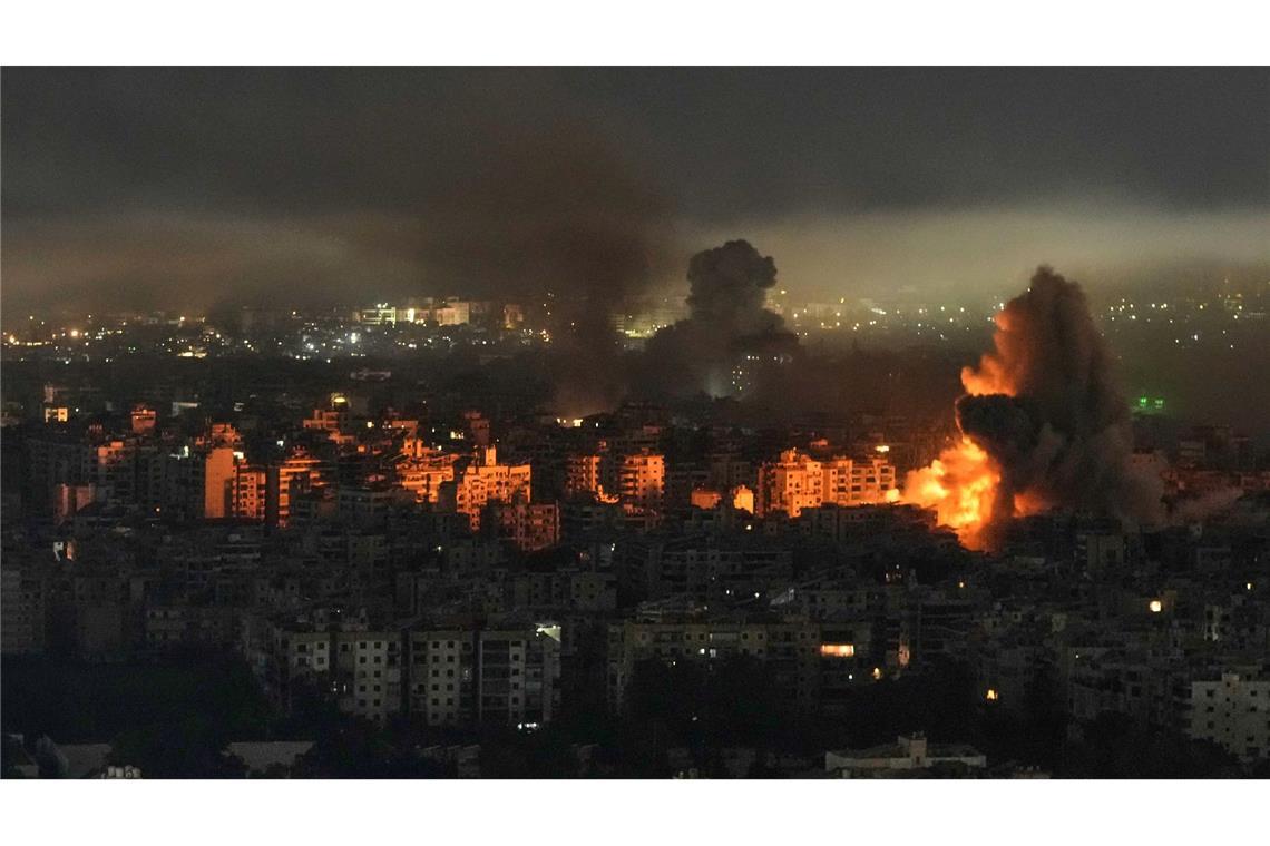 Rauch und Flammen steigen auf nach einem israelischen Luftangriff in Dahija, den südlichen Vororten von Beirut.