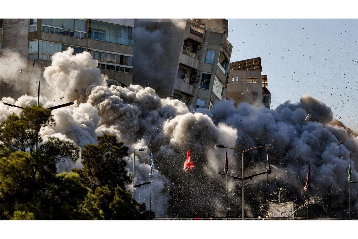 Bilder des Tages Rauch und Staub steigt auf, als ein Gebäude einstürzt, nachdem es bei einem israelischen Luftangriff in Tajuna, einem Vorort der libanesischen Hauptstadt, getroffen wurde.