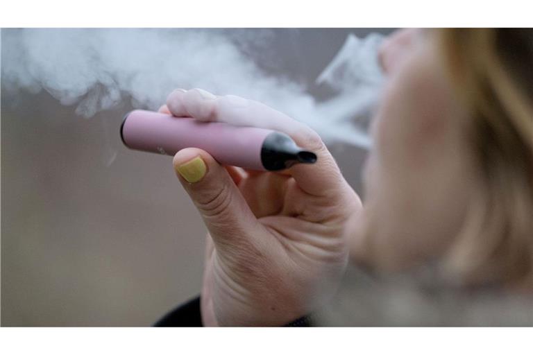 Raucherinnen und Raucher müssen künftig im Südwesten besser aufpassen, wo sie ihre Zigaretten anzünden oder ihre E-Zigarette rausholen dürfen. (Symbolbild)