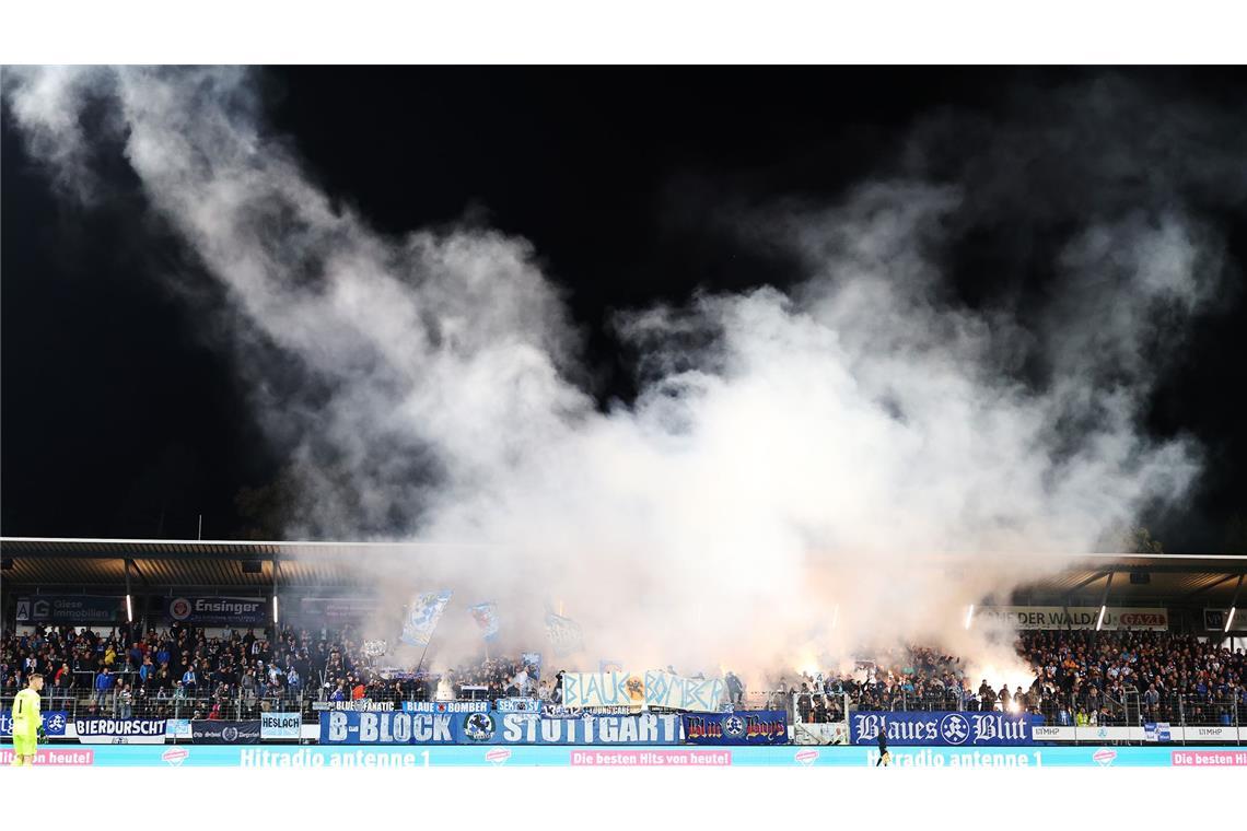 Wildes Derby – dreimal Rot, aber kein Sieger Rauchschwaden aus dem B-Block.