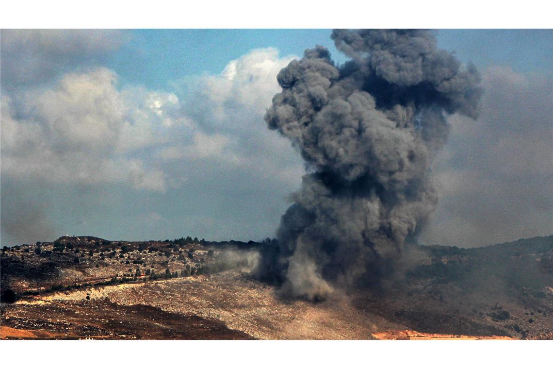 Rauchschwaden nach einem früheren Angriff Israels im Bereich der südlibanesischen Stadt Nabatieh. (Archivbild)