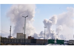 Rauchschwaden steigen auf, als während des amerikanisch-israelischen Militäreinsatzes Angriffe auf die Stadt erfolgen.