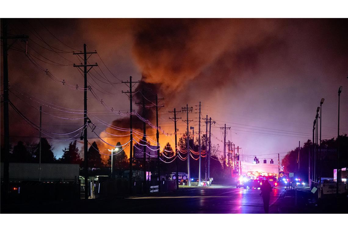 Rauchschwaden steigen auf, nachdem ein UPS-Frachtflugzeug beim Start auf dem Louisville Muhammad Ali International Airport abgestürzt und explodiert ist.