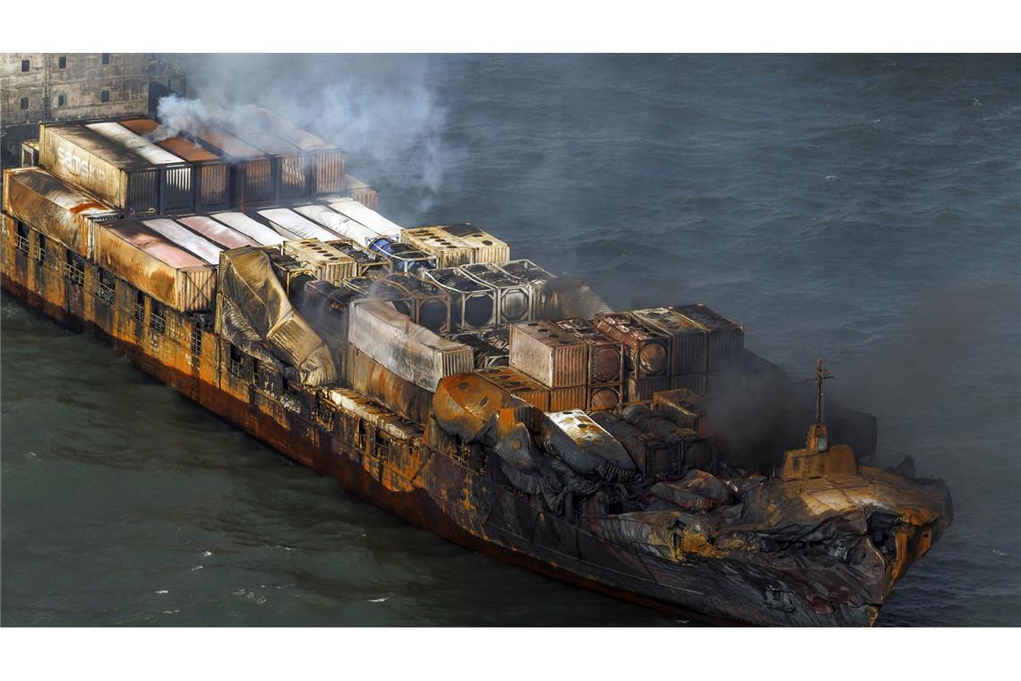 Ministerin: Schiffe werden voraussichtlich nicht sinken Rauchschwaden vom Frachtschiff MV Solong in der Nordsee vor der Küste Yorkshires in England, nachdem er am Montag mit dem Öltanker MV Stena Immaculate kollidiert war.