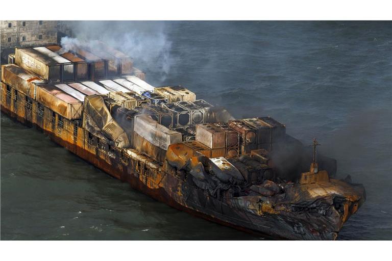Rauchschwaden vom Frachtschiff MV Solong in der Nordsee vor der Küste Yorkshires in England, nachdem er am Montag mit dem Öltanker MV Stena Immaculate kollidiert war.