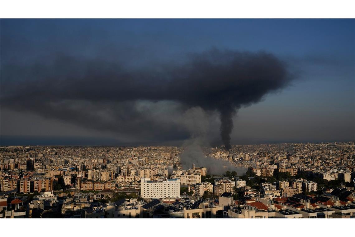 Rauchwolke über Vorort von Beirut nach israelischen Luftangriffen.