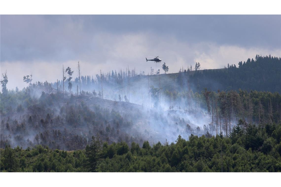 Hitze kehrt ab Mitte der Woche zurück Rauchwolken bei Goslar: Hier wütet seit Sonntag ein Waldbrand.