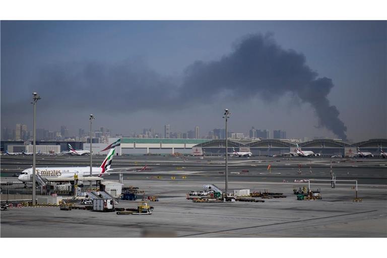 Rauchwolken nahe dem Flughafen von Dubai. In den Vereinigten Arabischen Emiraten saßen infolge des Kriegs im Nahen Osten viele Reisende fest. (Archivbild)