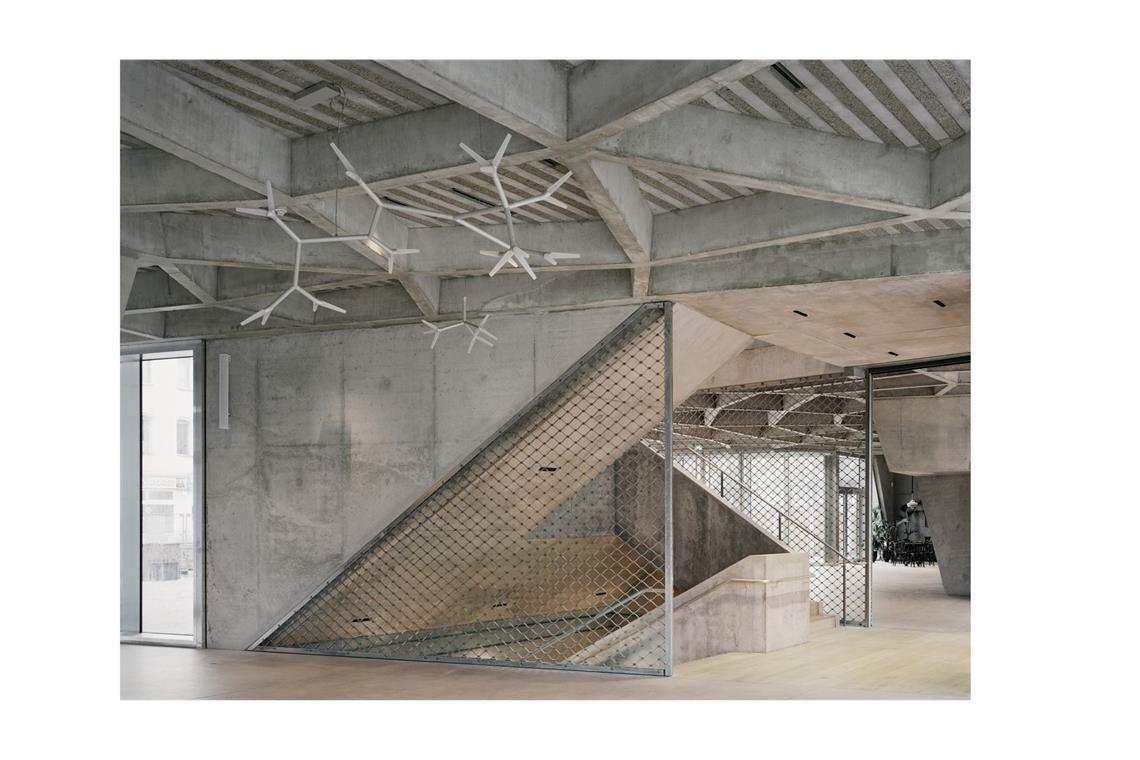 Deutschlands bestes Haus steht in Berlin-Neukölln Raue Ästhetik. Das gesamte Foyer wird von der charakteristischen “Sporedecke” stützenfrei überspannt.