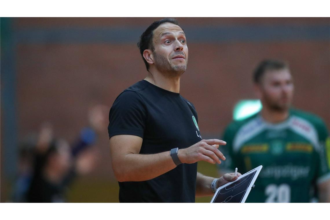 Die 18 Trainer im Fokus der neuen Handball-Bundesliga-Saison Raul Alonso (SC DHfK Leipzig, 46 Jahre alt): Raúl Alonso, ein ehemaliger Rechtsaußen aus Madrid, hat sich nach dem Ende seiner aktiven Karriere als Assistenztrainer beim THW Kiel mit mehreren Meister- und Champions-League-Titeln ein starkes Standing im Handball erarbeitet. In den vergangenen Jahren führte er den HC Meschkov Brest zu drei belarussichen Meisterschaften, wurde Sportdirektor und zeitweise Trainer beim HC Erlangen und 2025 Meister mit RK Eurofarm Pelister in Nordmazedonien. Seit Juli 2025 bekleidet er nun das Traineramt beim Bundesliga-Club SC DHfK Leipzig.