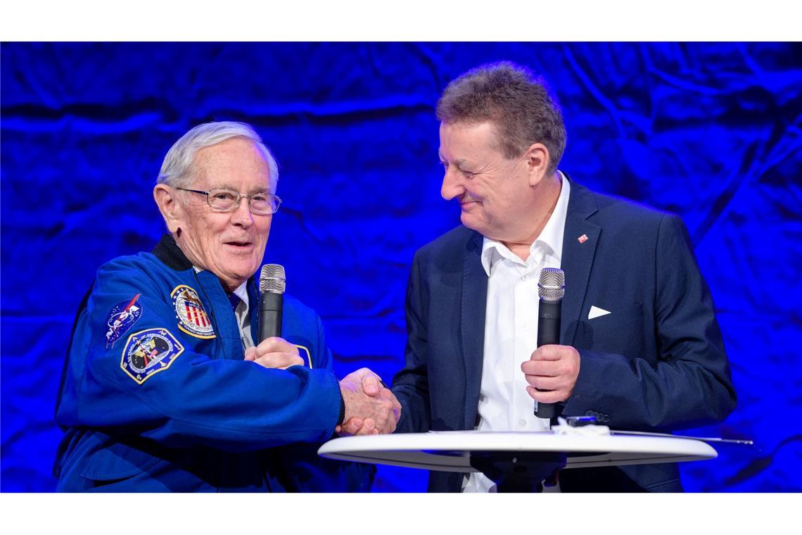 Raumfahrt ist ein besonderes Thema - hier US-Astronaut Charlie Duke mit Museumschef Heckl. (Archivbild)