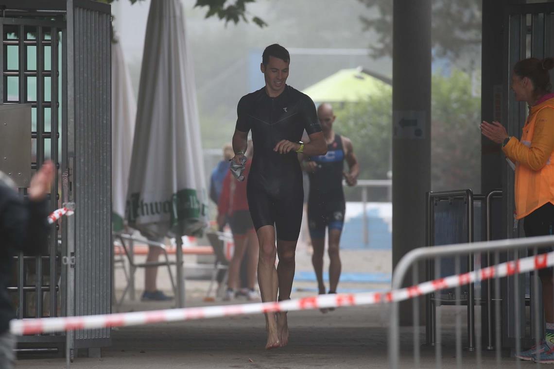 Alle 300 Startplätze sind frühzeitig vergeben Raus aus dem Freibad und rein in die Wechselzone: Das ist auch das Konzept für den nächsten Citytriathlon im April. Foto: A. Becher