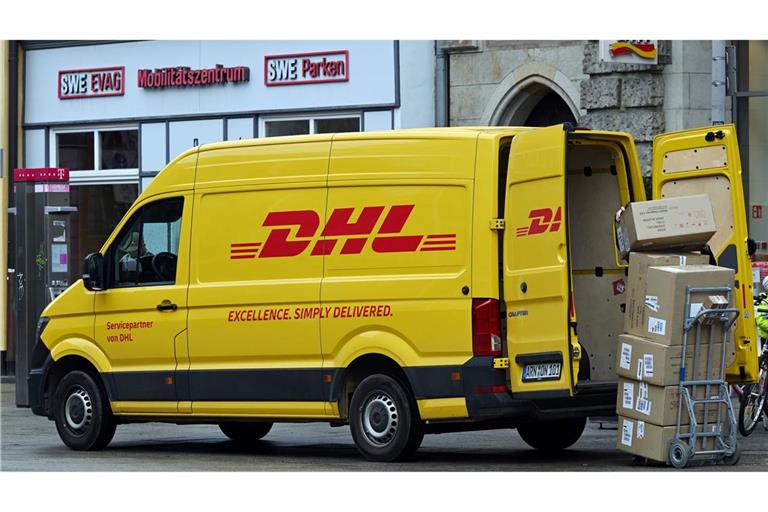Raus mit den Paketen und ab zu den Empfängern: ein DHL-Transporter im Einsatz. (Archivbild)