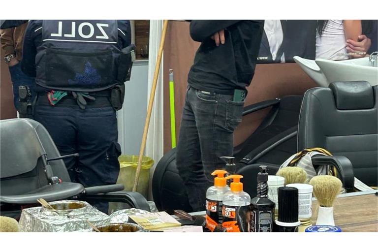 Razzia durch Zöllner der Finanzkontrolle Schwarzarbeit in einem Barbershop.