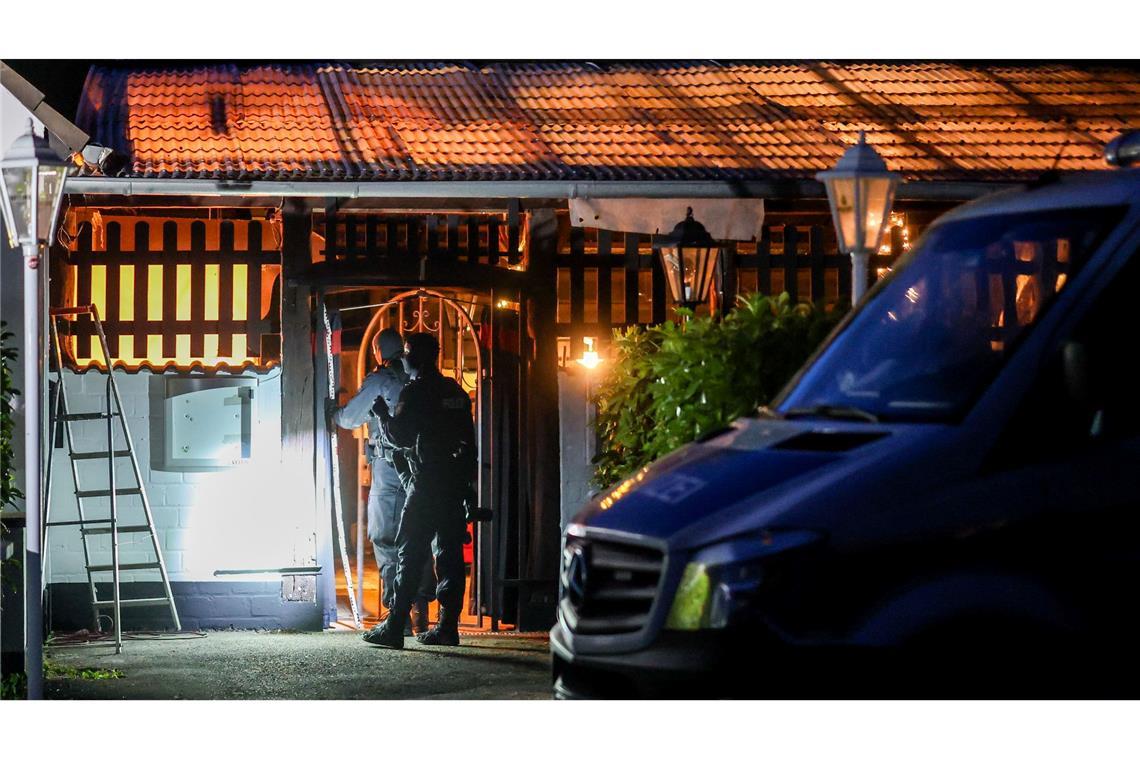 Razzia gegen Hells Angels: 1.200 Polizisten durchsuchen Clubheim in Hilden