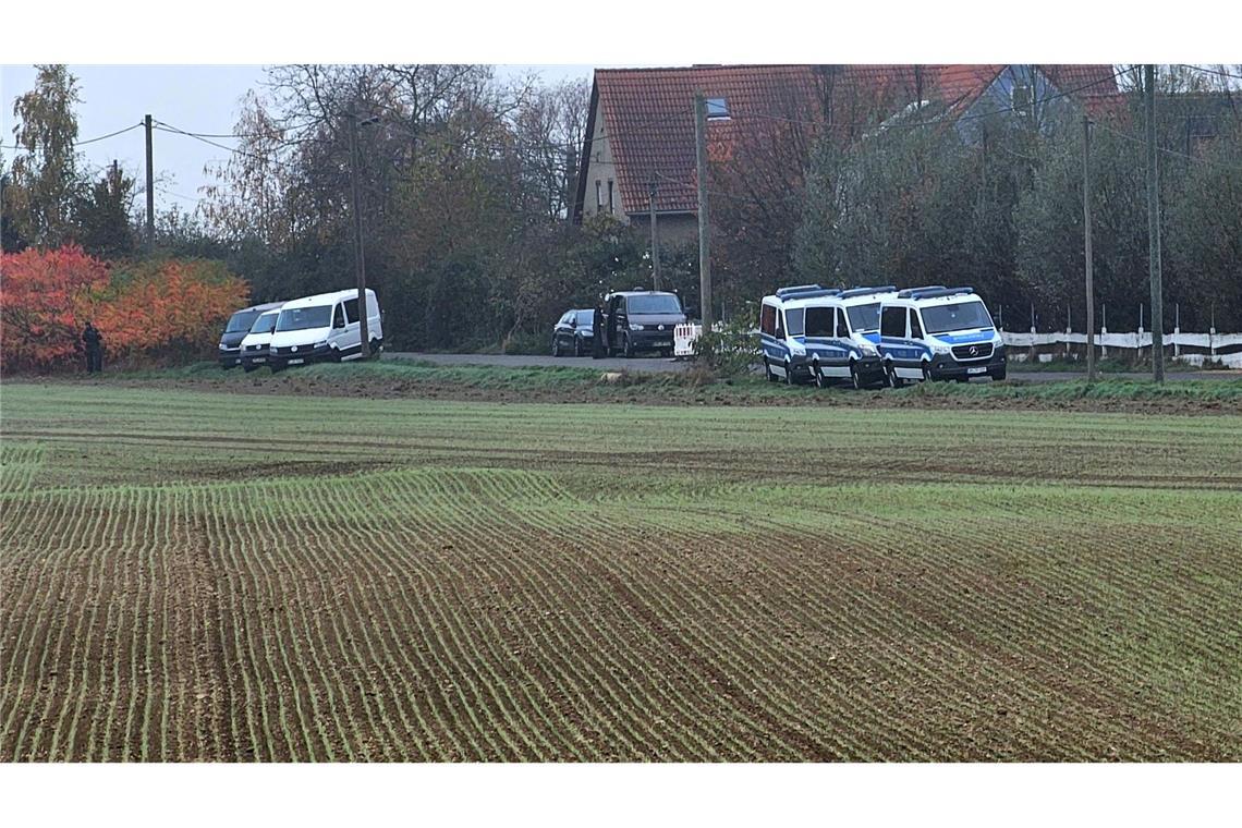 Mutmaßliche Rechtsterroristen wollten Gebiete "erobern" Razzia gegen mutmaßliche Rechtsterroristen am Rande von Grimma.