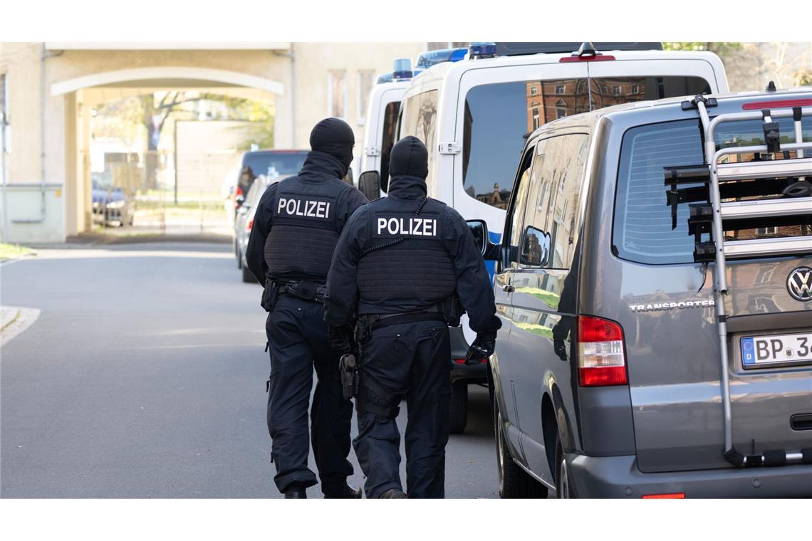 Mutmaßliche Rechtsterroristen wollten Gebiete "erobern" Razzia im Dresdner Stadtteil Cotta. Die Festgenommenen stehen im Verdacht, Mitglieder einer rechtsterroristischen Gruppe zu sein.