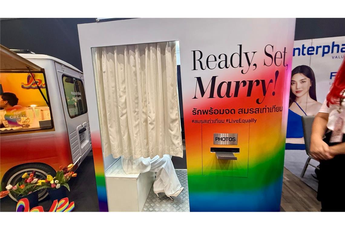 Queeres Liebesfest: Thailand feiert die "Ehe für alle" Ready, Set, Marry: Gleich nach der Trauung konnten sich die Paare in Fotoautomaten ablichten lassen.