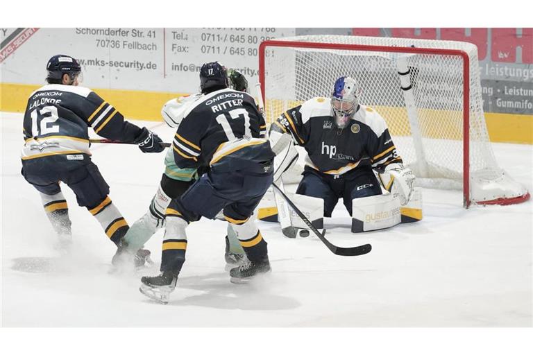 Rebels-Schlussmann Daniel Allavena war im letzten Drittel in Passau nicht zu beneiden. Er musste den Puck fünfmal aus seinem Netz holen.