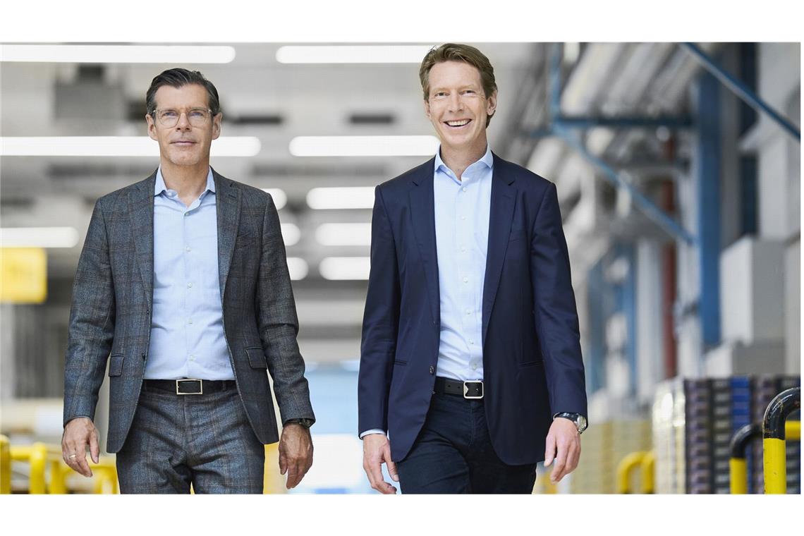 Nach dem Puzzleboom kommen die Sammelkarten-Fans Rechnen auch 2024 mit einem Umsatzzuwachs: Ravensburger-Chef Clemens Maier (re.) und Finanzchef Hanspeter Mürle